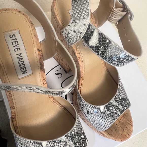 - WOMEN'S STEVE MADDEN JESS, CORK PLATFORM / HEELED SANDALS SNAKE SZ‎ 6.5 - Picture 9 of 9